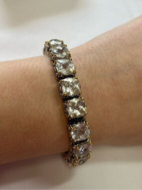 PARK LANE tennis bracelet
Cubic zirconia stones
Safety clasp
Bold stand-out